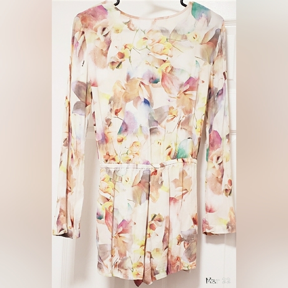 WILLOW AND CLAY L/S Plunging V-neckline Romantic Floral Romper | XSMALL - Picture 2 of 9